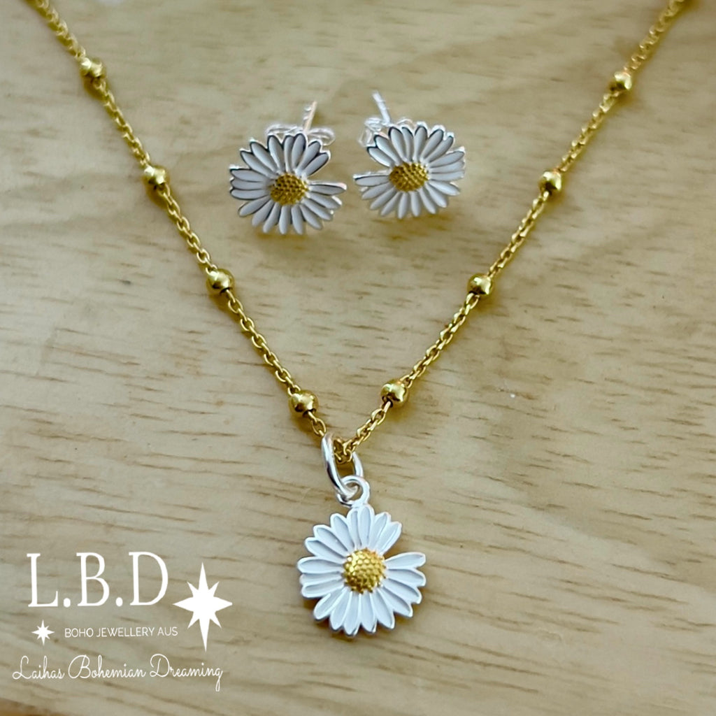 Laihas ‘Loves Me’ Daisy Flower Necklace Gold Necklace Laihas Bohemian Dreaming -L.B.D