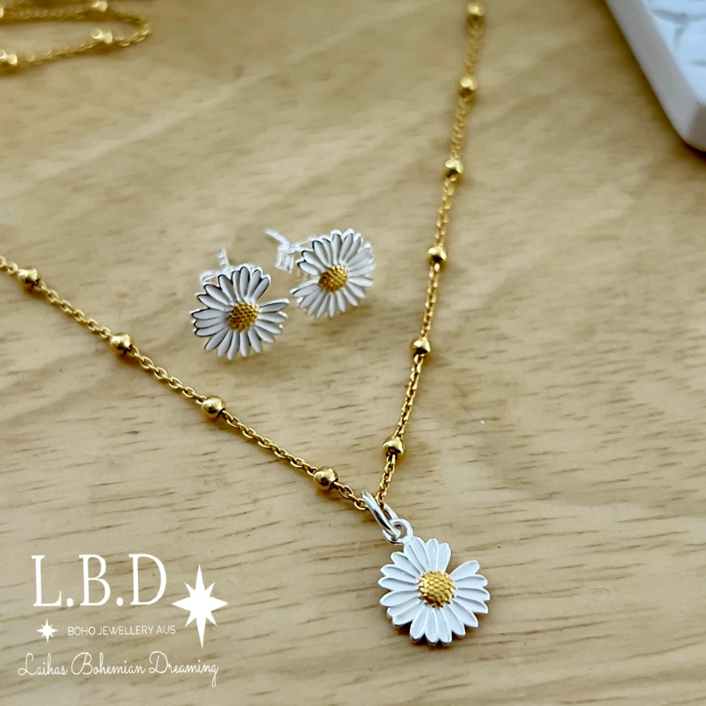 Laihas ‘Loves Me’ Daisy Flower Necklace Gold Necklace Laihas Bohemian Dreaming -L.B.D