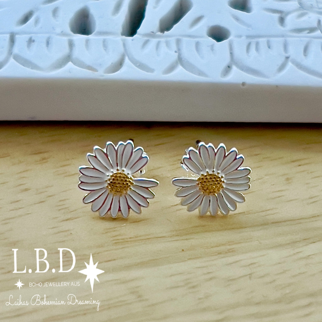 Laihas ‘Loves Me’ Daisy Flower Stud Earrings Simple Studs Laihas Bohemian Dreaming -L.B.D