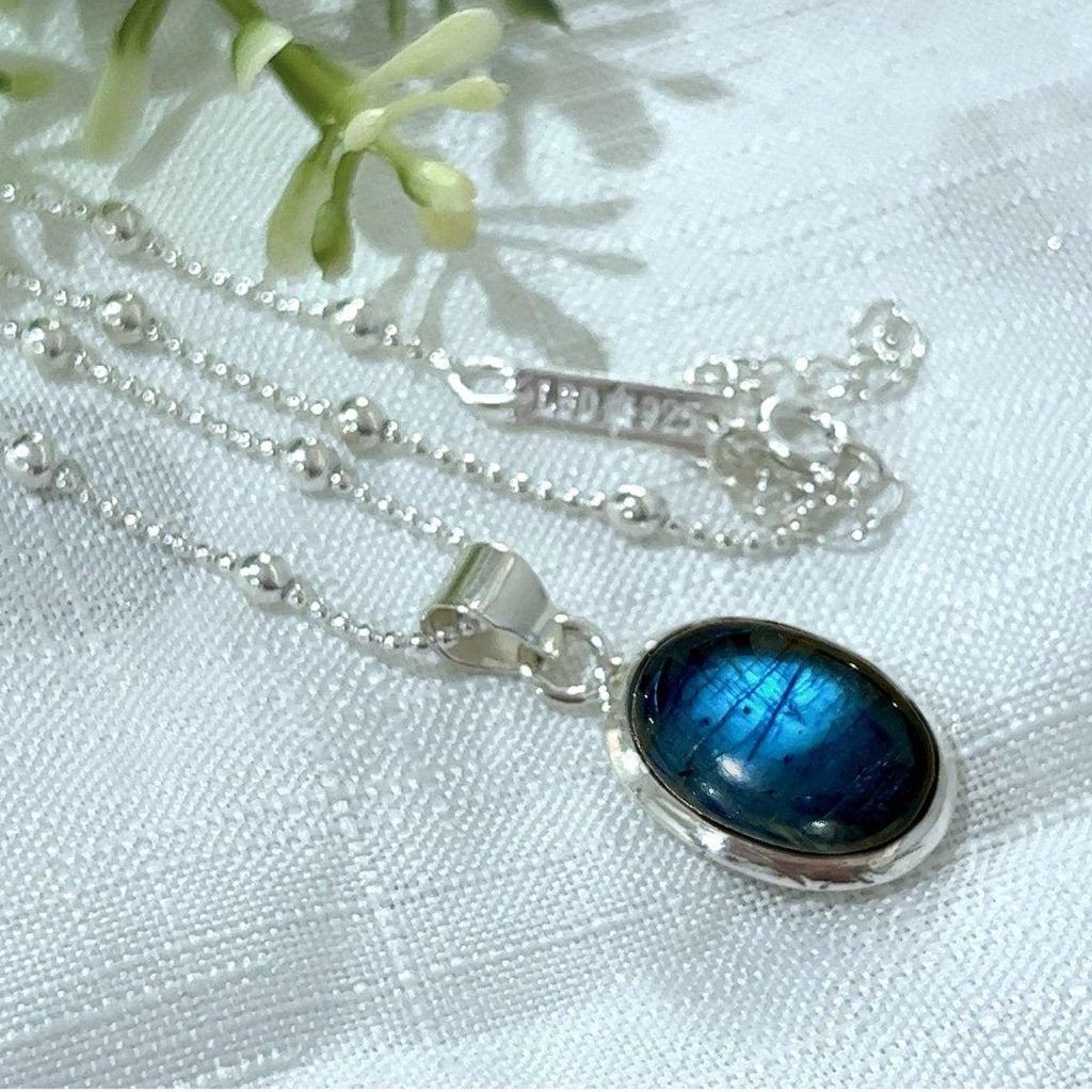 Laihas Large Classic Chic Oval Labradorite Necklace