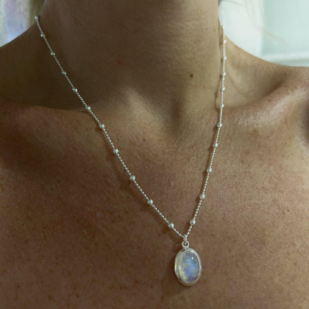 Laihas Small Classic Chic Oval Moonstone Necklace