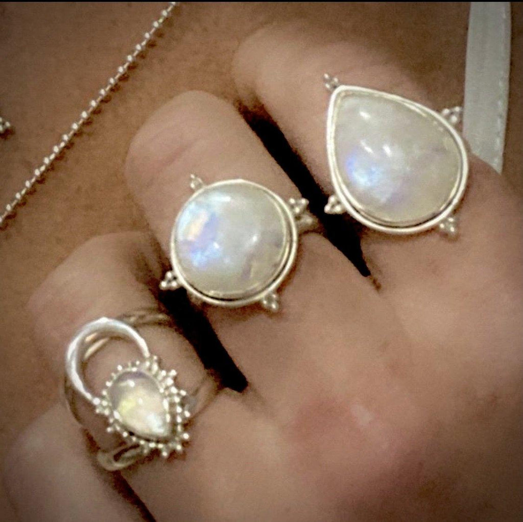 Laihas Zahli Raindrop Moonstone Ring